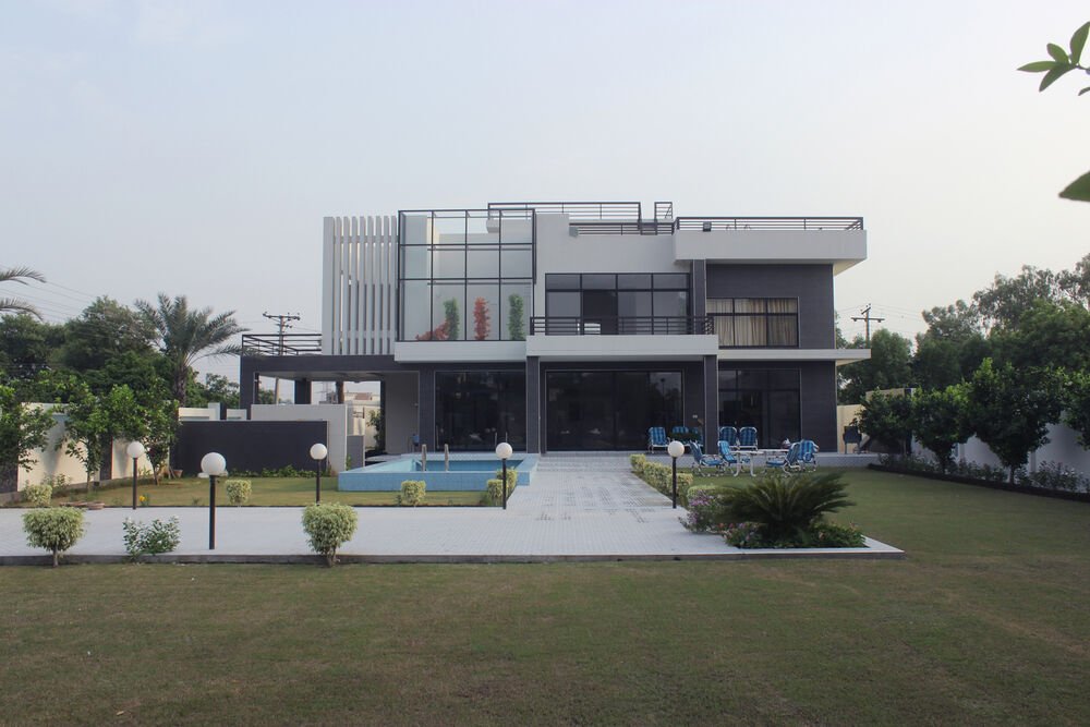 Modern residence with pool and landscape design by Morph by Umair, Lahore